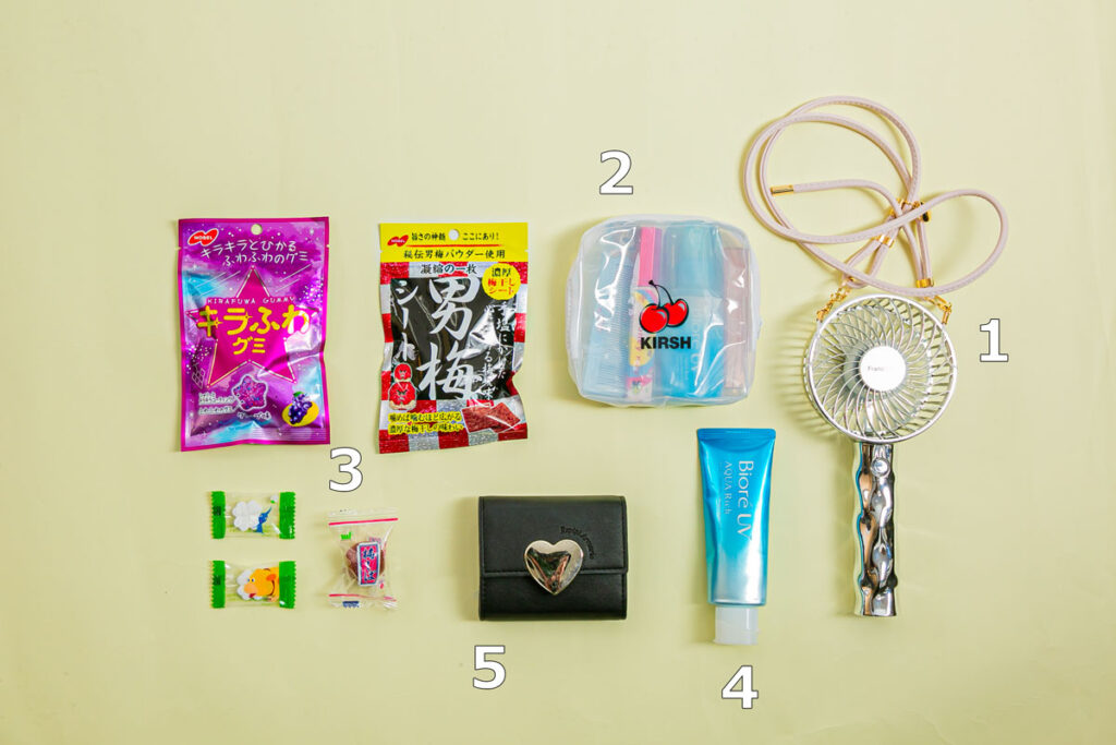 いろちゃん（佐藤彩葉）のバッグの中身