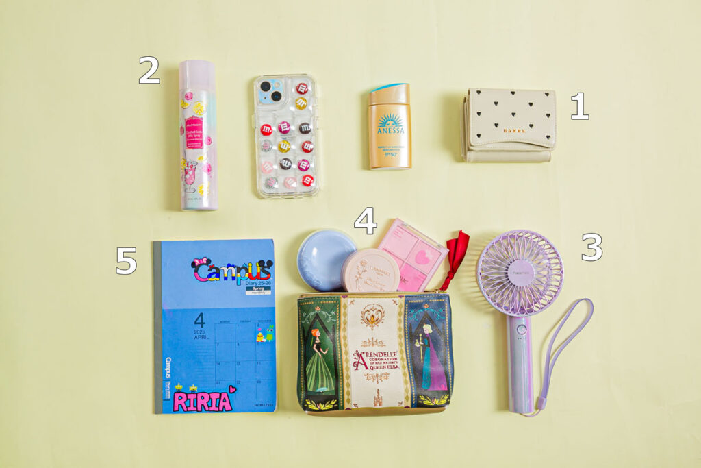 りりあ（小林凛々愛）のバッグの中身