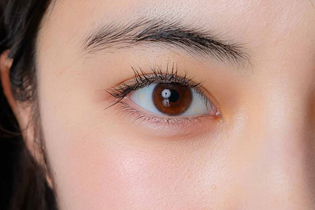 ①アイラインと涙袋ラインを引く