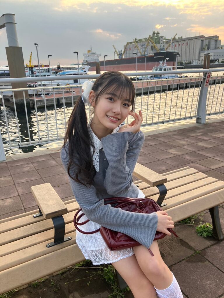 中学生の春コーデ（グレーカーディガンはえり出しスタイルで上品ガーリー）