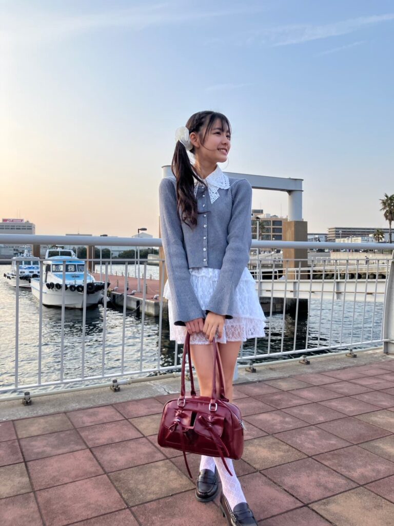 中学生の春コーデ（グレーカーディガンはえり出しスタイルで上品ガーリー）