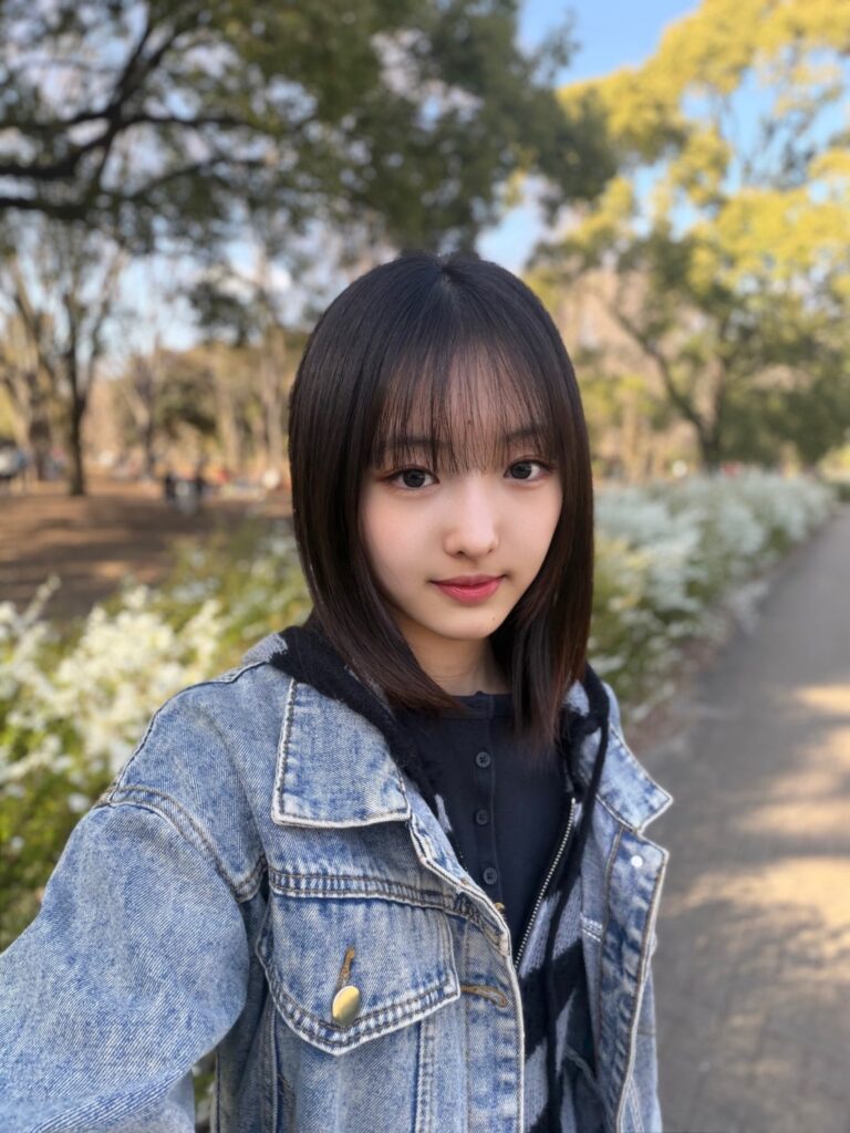 中学生の春コーデ（デニムジャケットとカーキのタイトミニスカートで大人カジュアル）