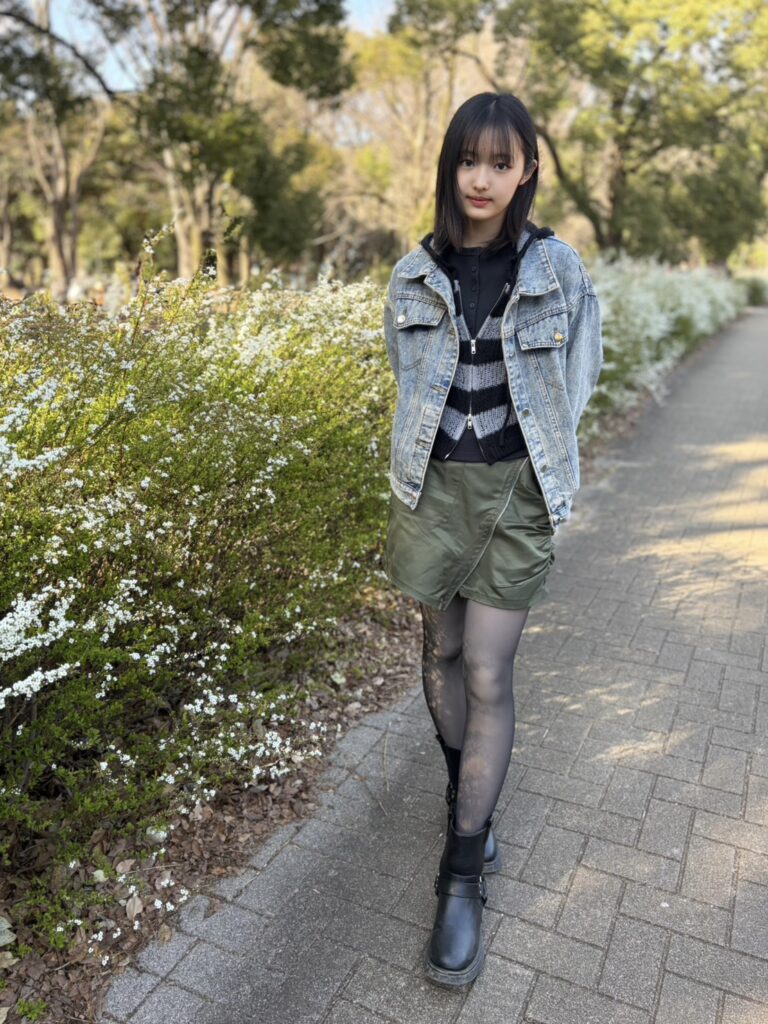 中学生の春コーデ（デニムジャケットとカーキのタイトミニスカートで大人カジュアル）