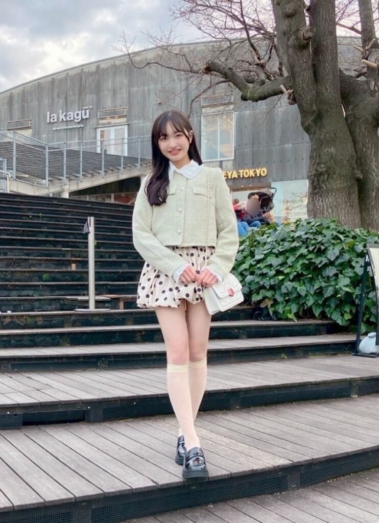 中学生の春コーデ（春色ツイードジャケットにドット柄バルーンミニで最旬ガーリー）