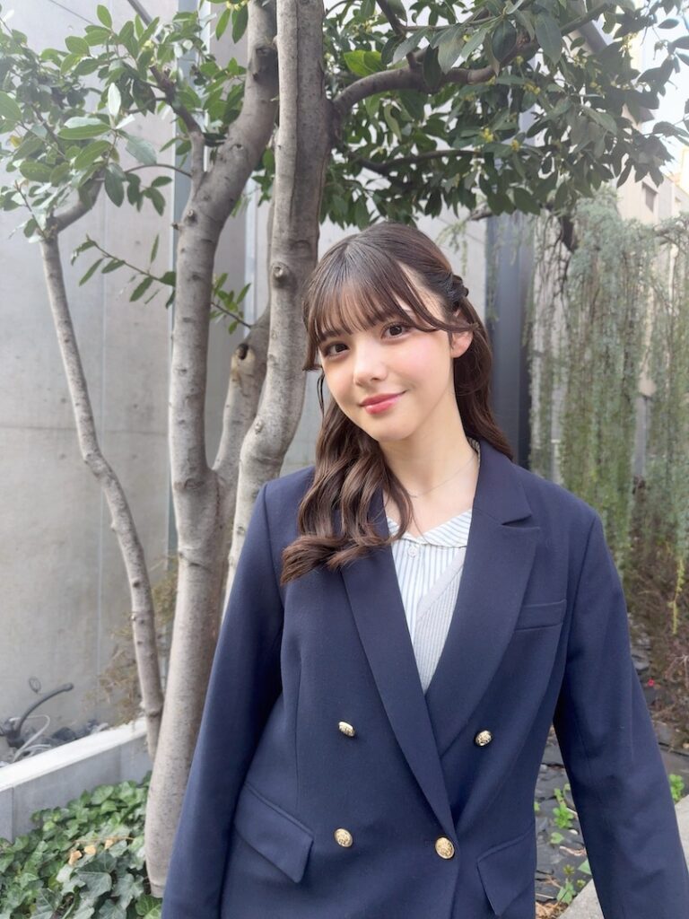 高校生の春コーデ（テーラード×ミニスカできちんと感のあるカジュアル）