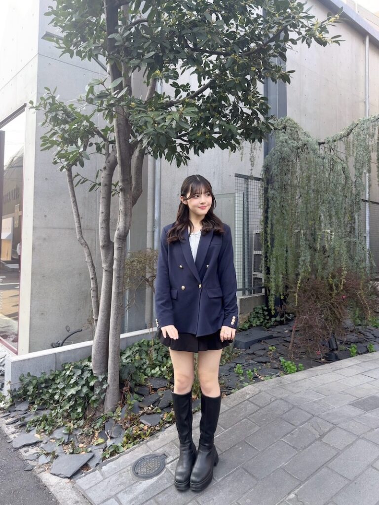 高校生の春コーデ（テーラード×ミニスカできちんと感のあるカジュアル）