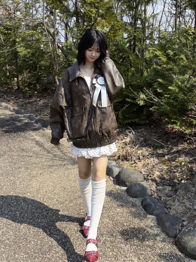 高校生の春コーデ（レザーブルゾンに手作りのロゼッタ、ドット柄のミニ丈バルーンスカート）