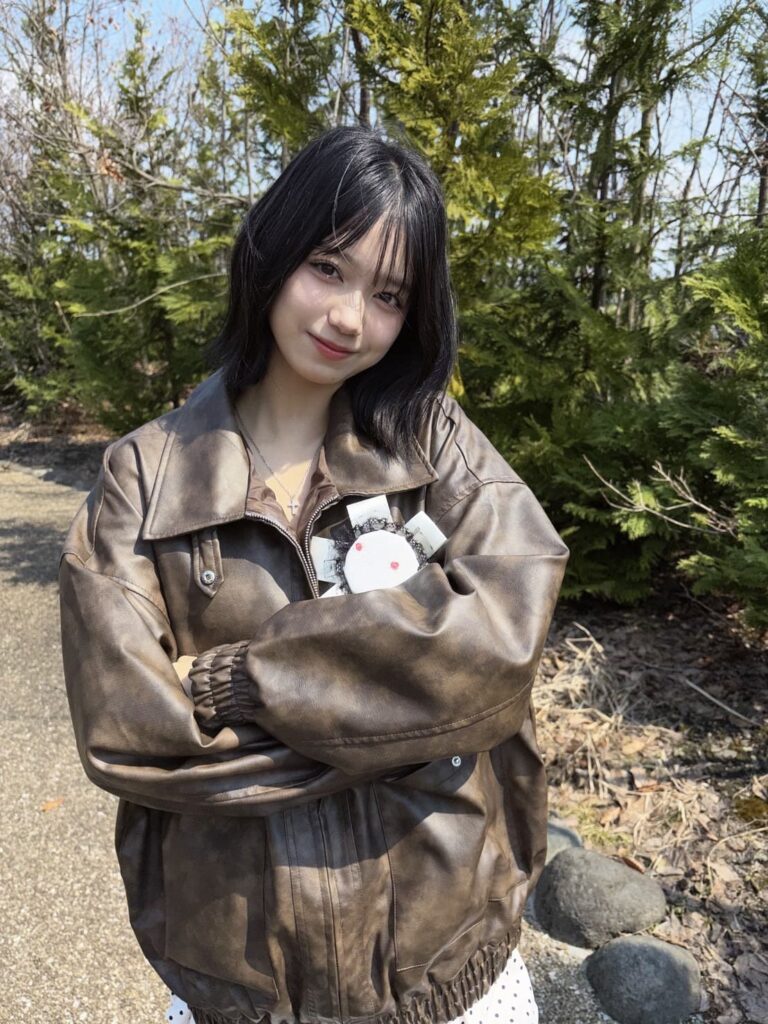 高校生の春コーデ（レザーブルゾンに手作りのロゼッタ、ドット柄のミニ丈バルーンスカート）