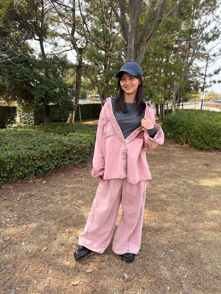 トレンドのデニムのセットアップでカジュアルコーデ