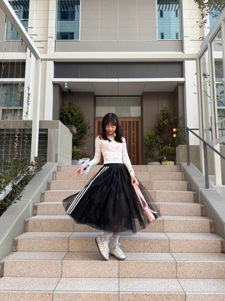 チュールスカートはスニーカーで外す、今っぽガーリーコーデ