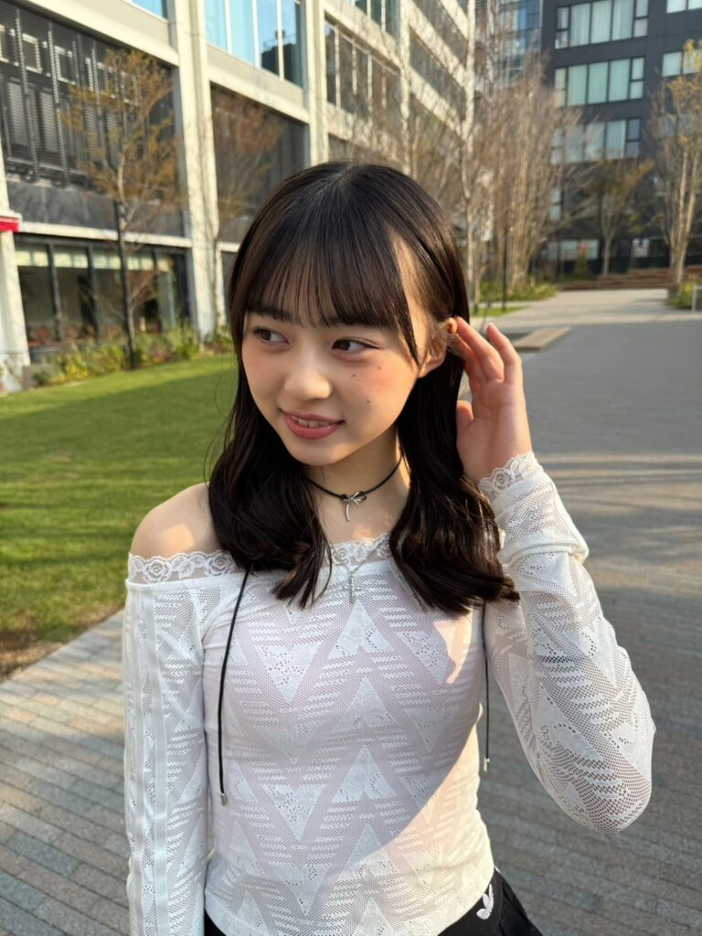 チュールスカートはスニーカーで外す、今っぽガーリーコーデ