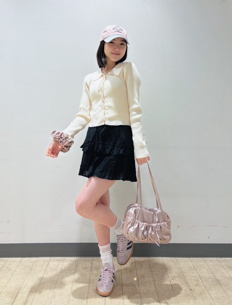 ガーリーにキャップを合わせた甘カジュコーデ