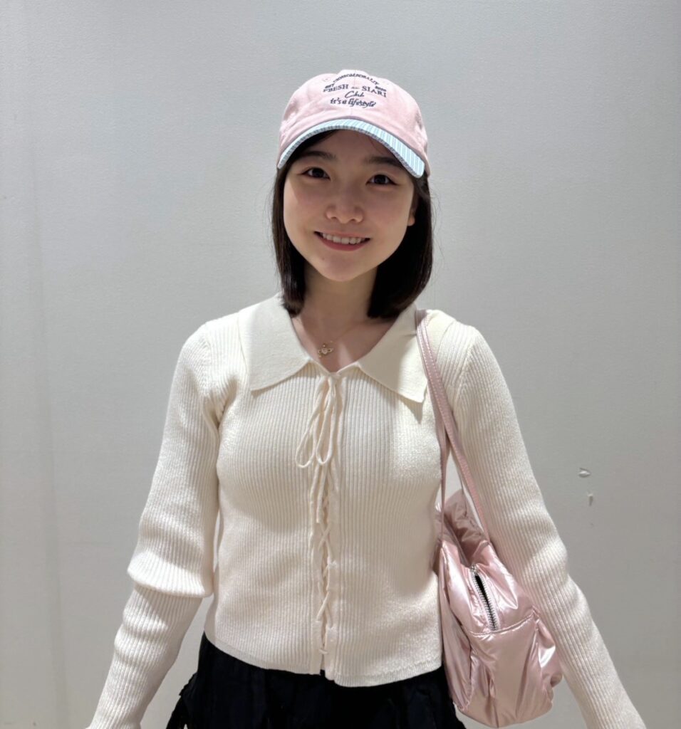 ガーリーにキャップを合わせた甘カジュコーデ