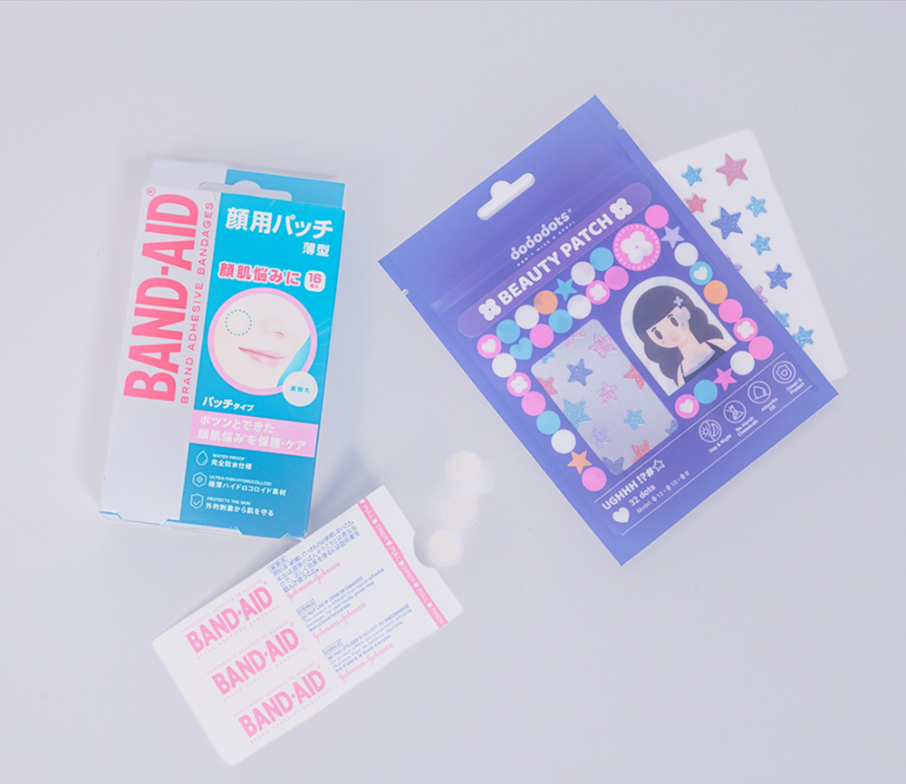 左から バンドエイド顔用パッチ¥766(編集部調べ)/JNTLコンシューマーヘルス、Dododots ビューティーパッチ UGHHH(アー)¥880/京未来